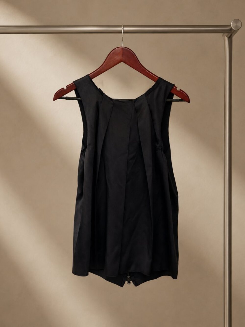 Vera Wang Collection 100% Silk Sleeveless Top Navy Exposed Back Zip Pleated Sz 2